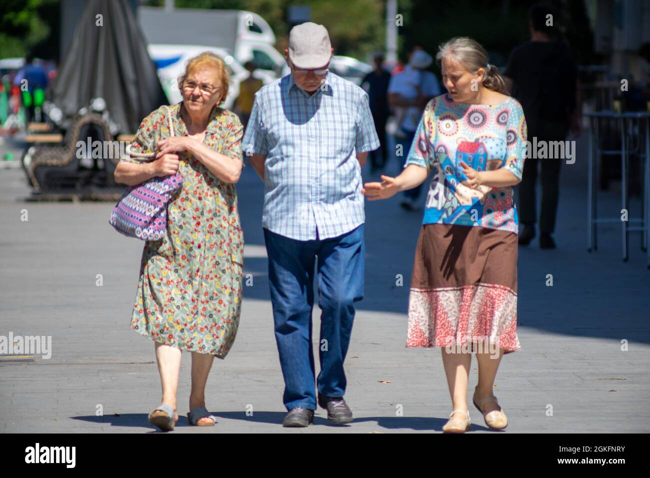 Bucarest, Romania - 07 agosto 2021: Persone che camminano per strada. Persone reali. Foto Stock