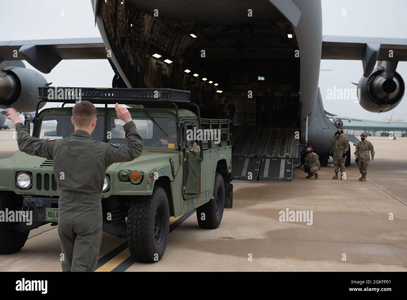 L'Aeronautica militare degli Stati Uniti prima Classe Peter Dunn, un loadmaster con il 167a Gruppo di supporto operativo guida un veicolo ad alta mobilità a bordo di un aereo C-17 Globemaster III durante un esercizio di addestramento di carico di velivolo, Martinsburg, West Virginia Shepherd Field, 10 aprile 2021. Quando gli Airmen hanno parcheggiato l'attrezzatura pesante all'interno del vano di carico, è stata prestata particolare attenzione per garantire la sicurezza e la prevenzione dei danni. Foto Stock
