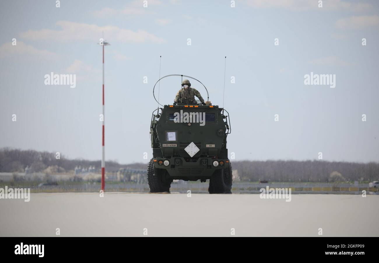 MIHAIL KOGALNICEANU, Romania — Soldates from 1st Battaglione, 77th Field Artillery Regiment, 41st Field Artillery Brigade Begate Begin target acquisition from a M142 High Mobility Artillery Rocket System Here, April 10. Il 41° Fab ha collaborato con l'Aeronautica militare statunitense per distribuire due HIMARS dalla Germania alla Costa rumena durante l'esercizio di formazione. Il rapido dispiegamento di HIMARS è parte integrante nel dissuadere l'aggressione nella regione del Mar Nero, garantendo al contempo la capacità di una risposta rapida, se necessario. Foto Stock