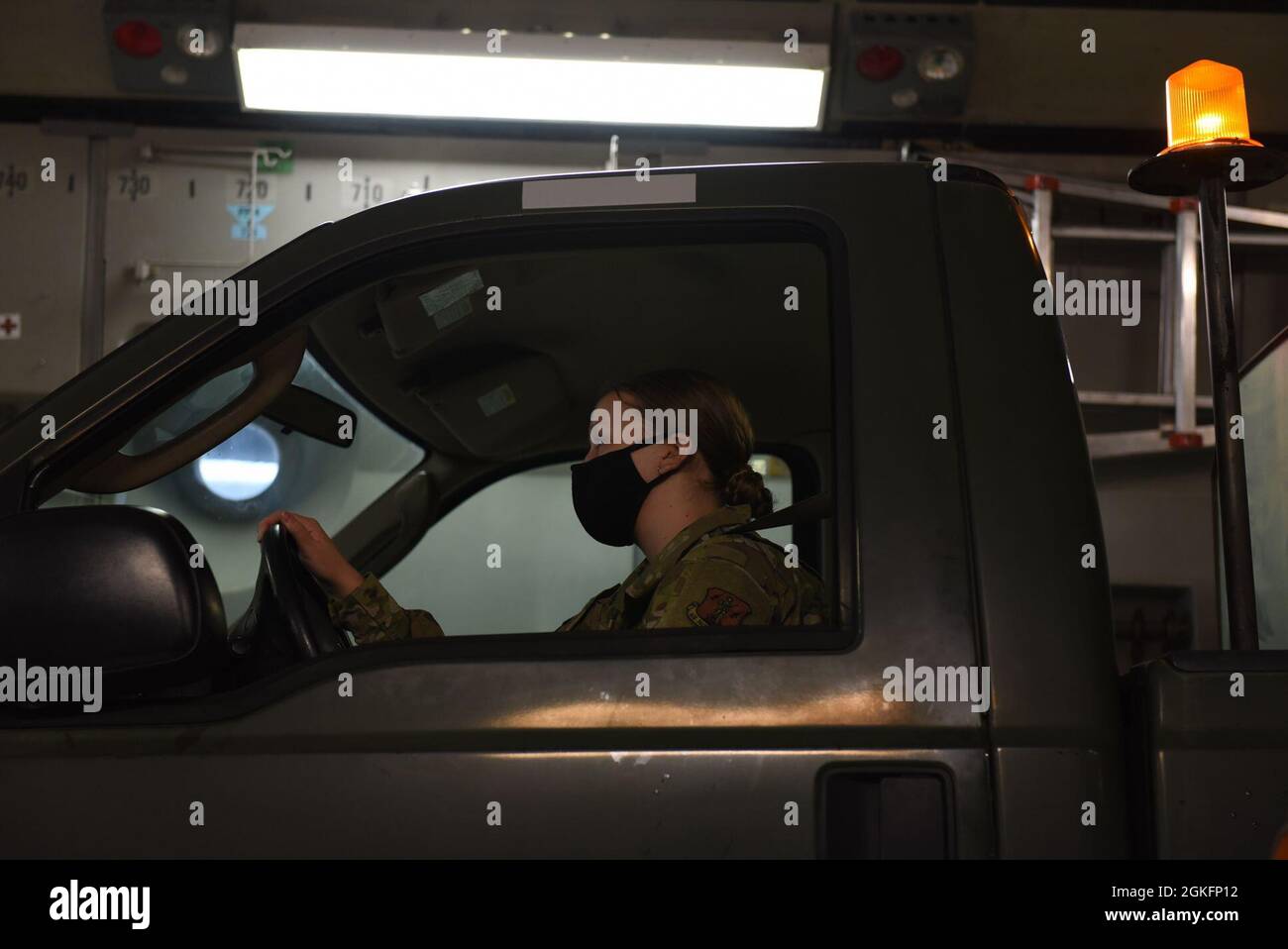 US Air Force Airman 1st Class Constance Phillips, uno specialista del trasporto aereo con il 167th Mission Support Group parcheggia un camion militare su un aereo C-17 Globemaster III durante un esercizio di addestramento di carico del velivolo, Martinsburg, West Virginia Shepherd Field, 10 aprile 2021. Quando gli Airmen hanno parcheggiato l'attrezzatura pesante all'interno del vano di carico, è stata necessaria una maggiore attenzione per garantire la sicurezza e prevenire danni. Foto Stock