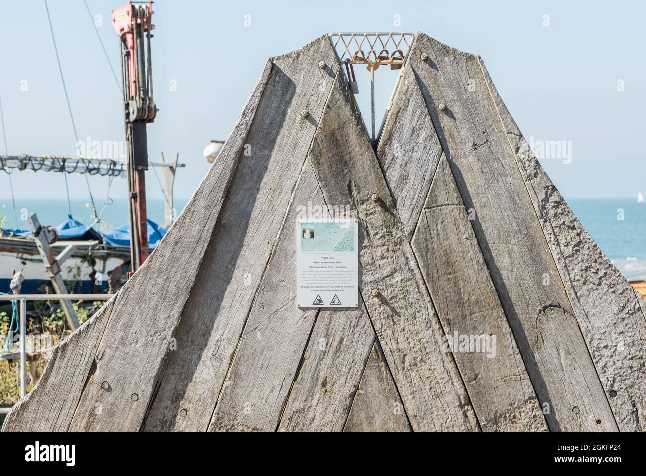 Posto a sedere a Whitstable, Kent realizzato con vecchie tavole di legno Foto Stock