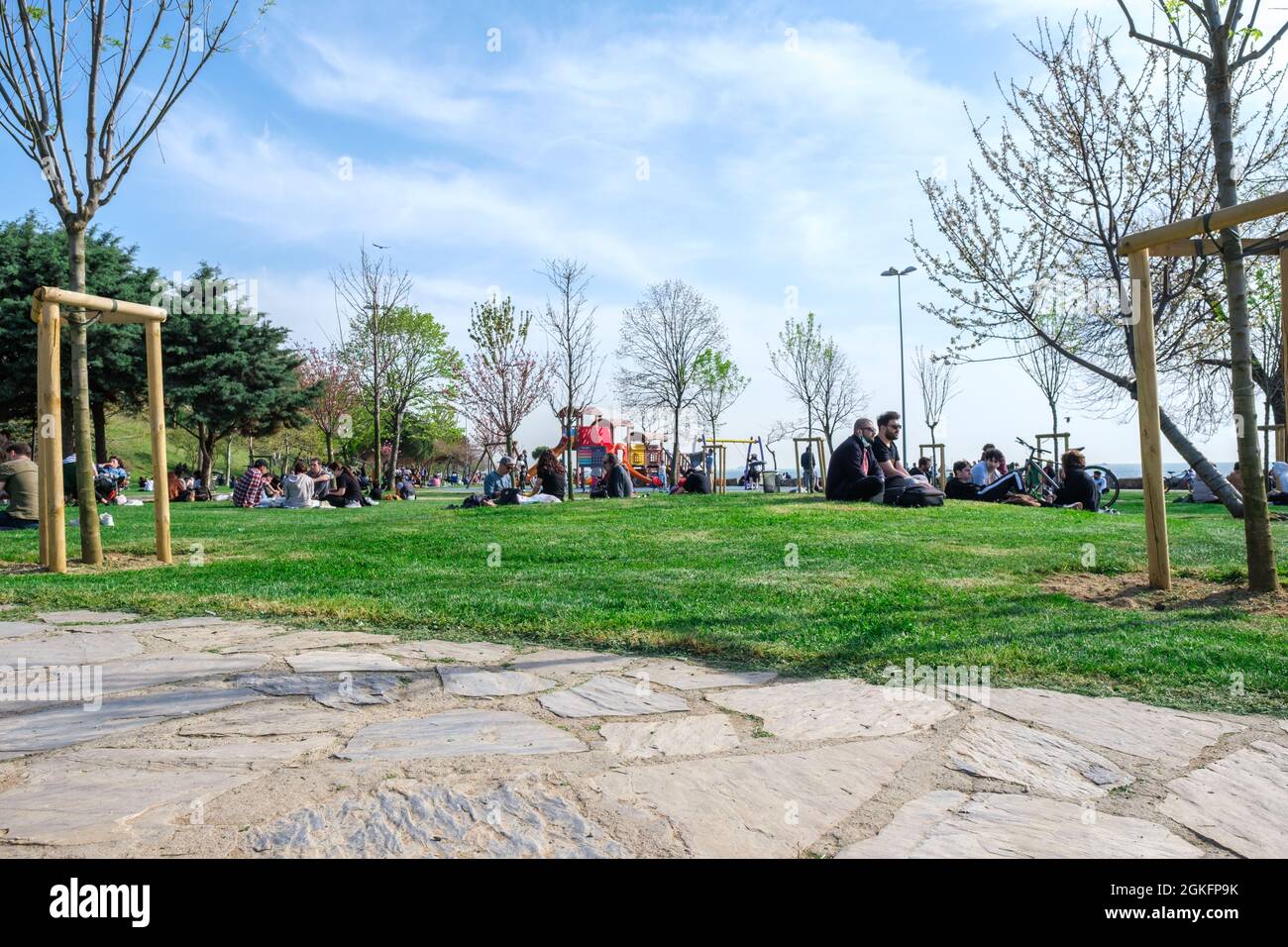 Kadikoy, Istanbul, Turchia - 04.29.2021: Angolo basso del Parco pubblico di Moda prima dei tempi di quarantena e molte persone seduti e sdraiati sull'erba in un Foto Stock