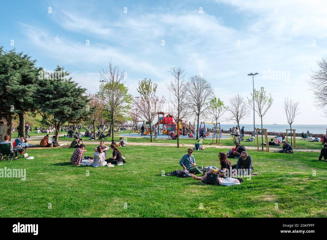 Kadikoy, Istanbul, Turchia - 04.29.2021: Moda Public Park prima della quarantena e un sacco di persone che siedono e riposano su erba verde in un chiaro Sprin Foto Stock