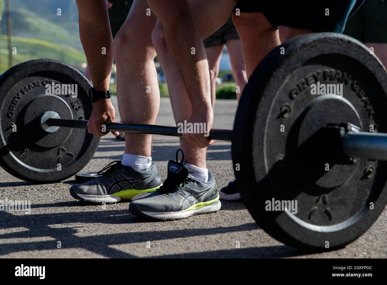 Kenneth Hodges, un comandante di platoon con 2° battaglione, 11° reggimento marino, 1° divisione marina, si prepara a condurre un'esercitazione di deadlift durante un seminario di forza al campo base del corpo marino Pendleton, California, 9 aprile 2021. Hodges ha partecipato a un seminario sulla forza che consiste in allenamenti e lezioni di salute fornite dagli allenatori della forza. Foto Stock