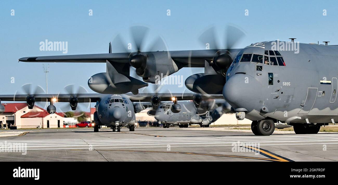 920th Rescue Wing HC-130J Combat King II Aircraft esegue una 'passeggiata elefante' durante l'esercizio Fury Horizon 21 alla base della forza spaziale Patrick, Florida, 10 aprile 2021. Fury Horizon 21 ha ridisegnato tattiche, testato la resistenza, e sviluppato e valutato nuovi concetti per l'applicazione specifica contro gli avversari nella regione Indo-Pacific. Foto Stock