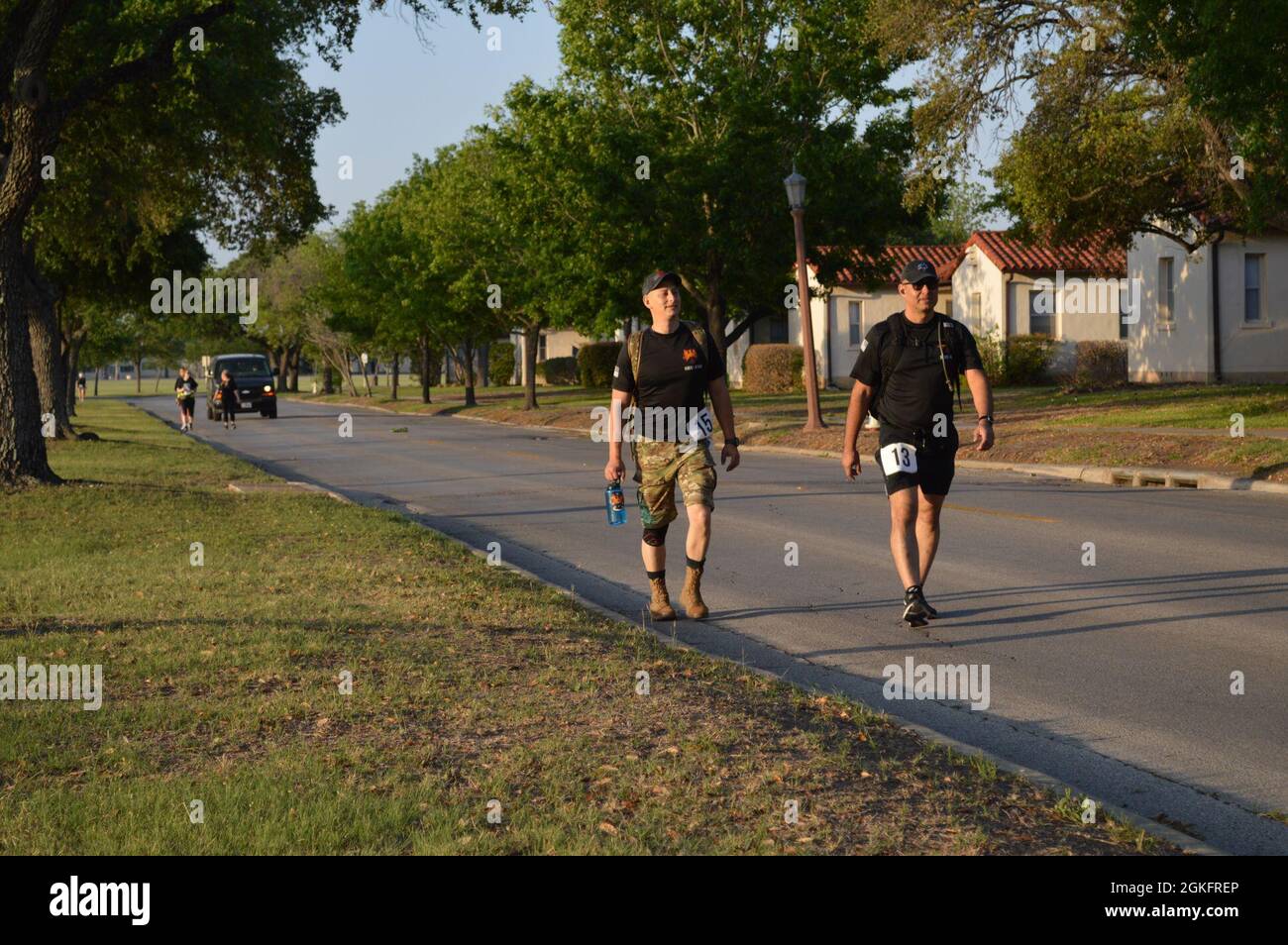 I soldati con l'unità Soldier Recovery del Brooke Army Medical Center lavorano attraverso il corso di 26.2 miglia durante l'evento di commemorazione della marcia della morte di Bataan nell'aprile 10 sulla base congiunta di San Antonio-Fort Sam Houston. L'evento Fort Sam Houston, che faceva parte dell'evento nazionale generale che si teneva normalmente in New Mexico ma che si è svolto praticamente quest'anno a causa della pandemia, paga rispetto ai soldati americani e filippini che sono stati costretti a marciare più di 65 miglia in condizioni brutali. Foto Stock