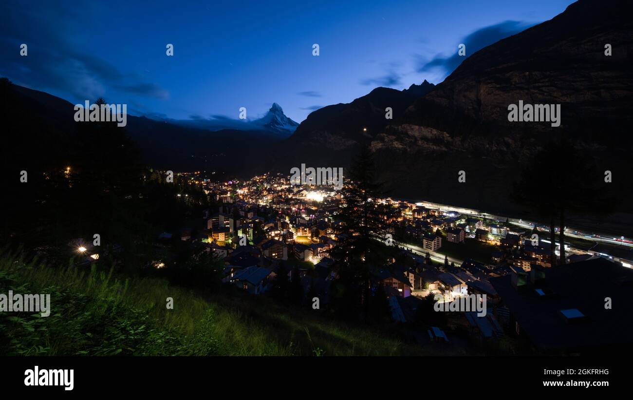 zermatt in svizzera, il famoso villaggio nell'ora blu. Foto Stock