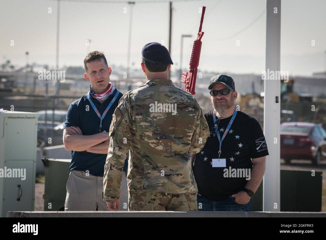 Personale Sgt. James Caringi, un capo della squadra di fuoco con il 944esimo Squadron delle forze di sicurezza, briefing i datori di lavoro del cittadino della riserva del 944esimo FW Airmen durante il 944esimo FW Employer Day 2021 alla base dell'aeronautica di Luke, Ariz., 10 aprile 2021. I datori di lavoro hanno visto tutto, dalle dimostrazioni tattiche di una cucina sul campo e delle forze di sicurezza, alle armi, alla manutenzione degli aerei e alle viste ravvicinate di un F-35 Lightning II e F-16 Fighting Falcon. Gli airmen hanno anche avuto l'opportunità di accompagnare i loro capi attraverso i loro centri di lavoro specifici, spiegando quale sia il loro ruolo nella missione. Foto Stock