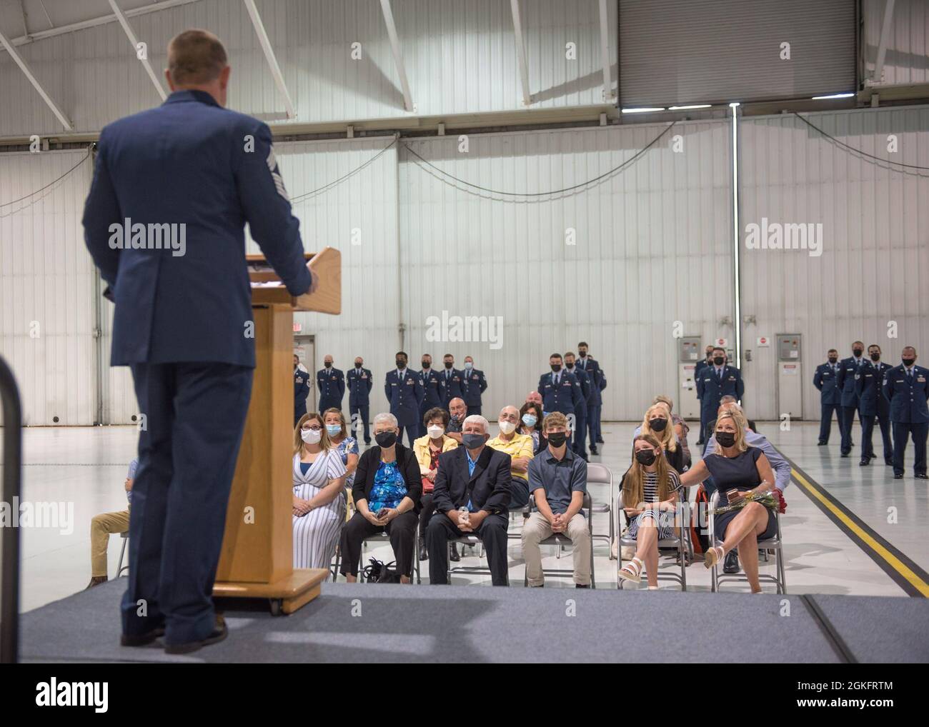 Direttore generale Sgt. Cecil, capo enlisted manager per il 123° Squadrone dell'Ingegnere civile, parla ai membri del pubblico durante la sua cerimonia di pensionamento, il 10 aprile 2021, presso la base della Guardia Nazionale aerea del Kentucky a Louisville, Ky. La carriera di Cecil ha abbracciato 24 anni. Foto Stock