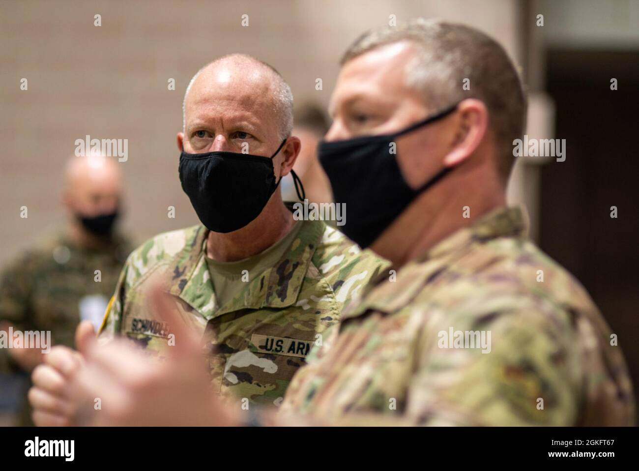 Mark Schindler, il generale agente della Pennsylvania, ascolta il Lt. Col. Joseph E. Hensley, comandante della Guardia Nazionale della Pennsylvania distaccamento Philadelphia, spiega le operazioni del sito durante un tour del Centro di vaccinazione della Comunità presso il Pennsylvania Convention Center di Philadelphia, PA, 11 aprile 2021. La Guardia Nazionale della Pennsylvania sta sostenendo le agenzie locali e federali nella risposta dell'intero governo al COVID-19. La Guardia Nazionale della Pennsylvania sostiene i siti di vaccini COVID-19 in tutto il Commonwealth da metà marzo. I membri della Guardia PA hanno il supporto Foto Stock