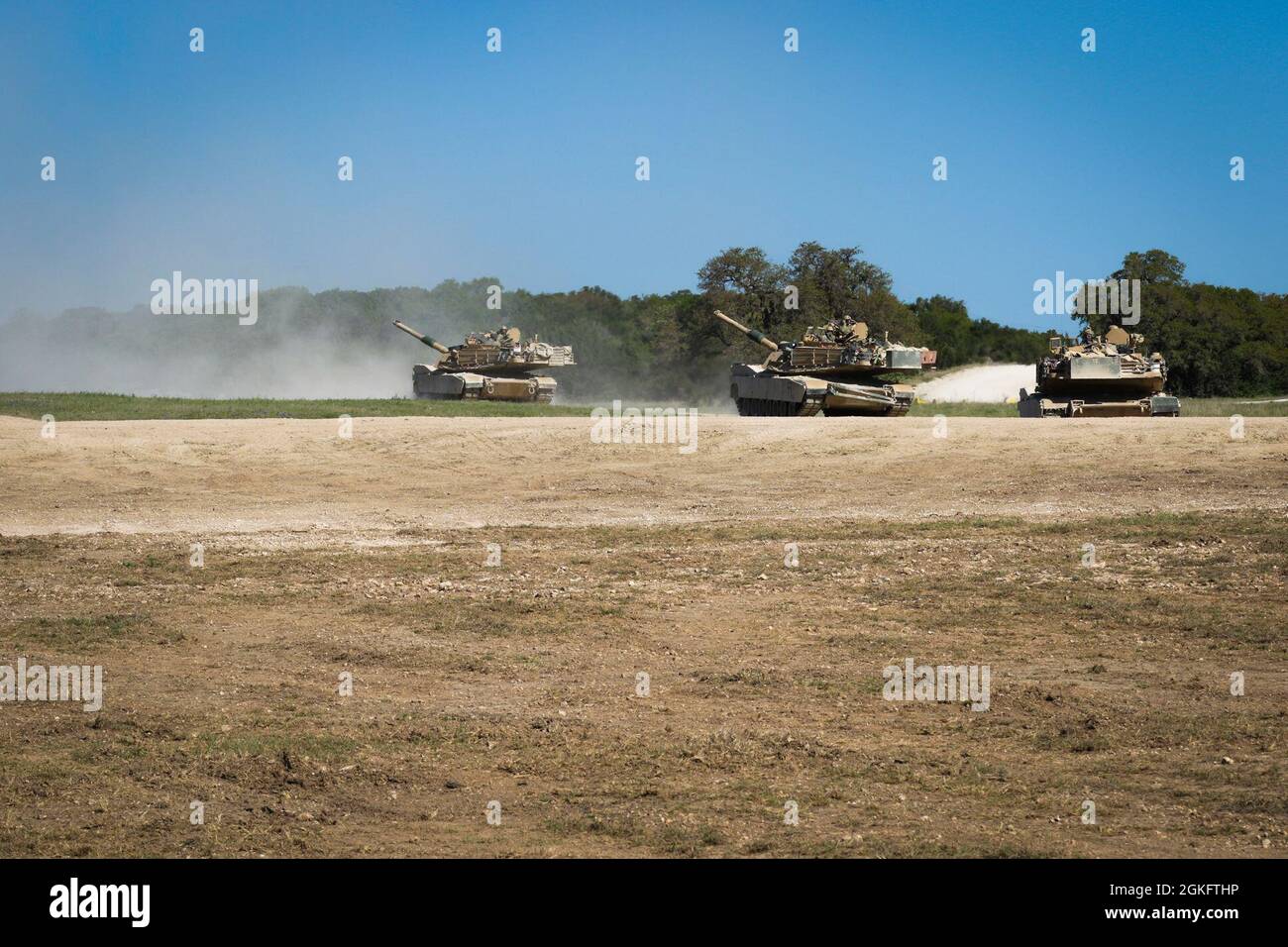 Il serbatoio multiplo M1A2 SEPV3 Abrams esegue esercitazioni tattiche durante un esercizio da combattimento, 11 aprile 2021, Fort Hood, Texas. La visita con gli alleati stranieri consente all'esercito degli Stati Uniti di potenziare l'interoperabilità dei membri del personale e le capacità di combattimento con il serbatoio M1A2 SEPv3 Abrams. Foto Stock