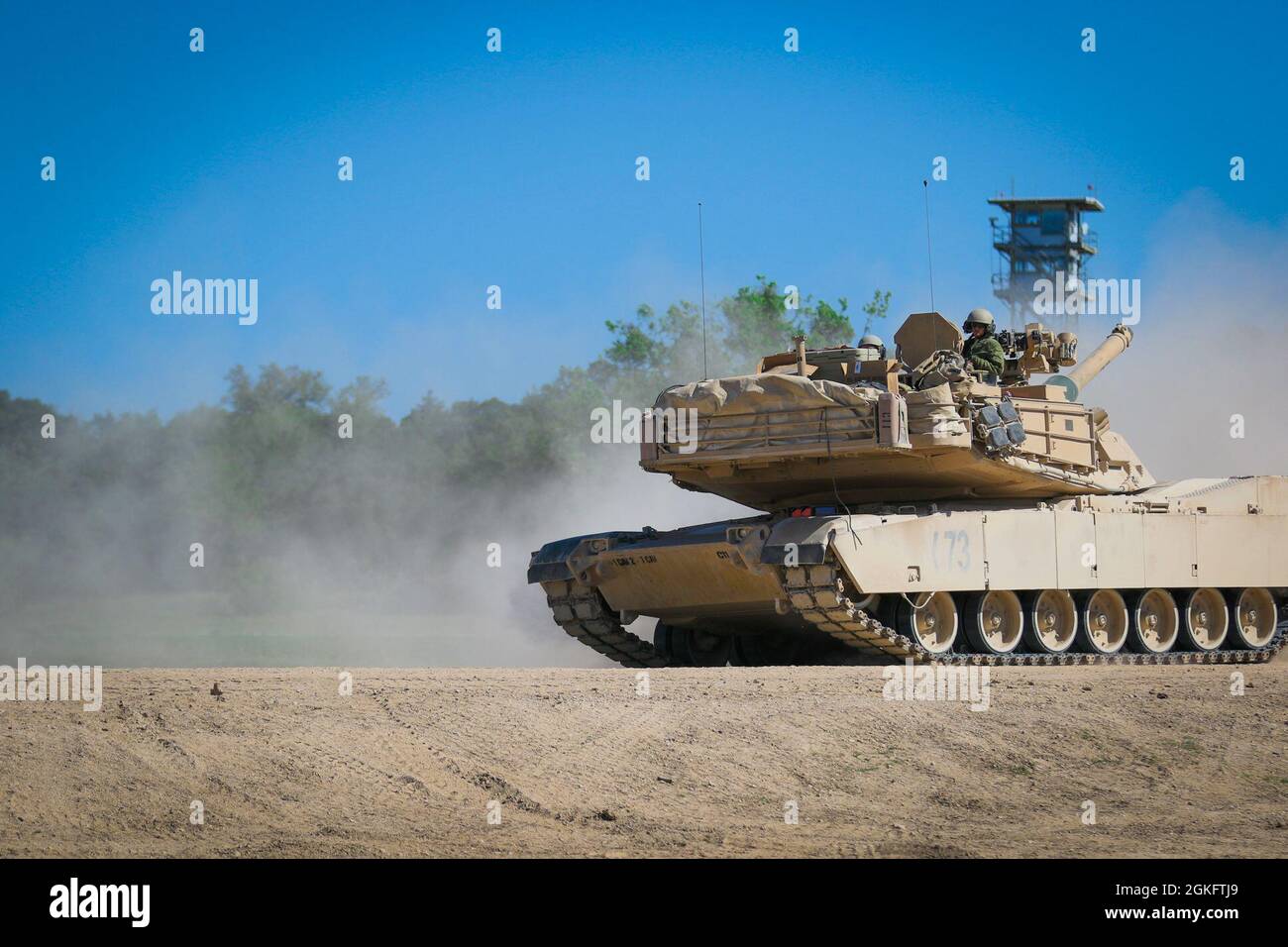 Un M1A2 SEPV3 Abrams Tank si siede fermo durante l'esercizio da combattimento, 11 aprile 2021, Fort Hood, Texas. La visita con gli alleati stranieri consente all'esercito degli Stati Uniti di potenziare l'interoperabilità dei membri del personale e le capacità di combattimento con il serbatoio M1A2 SEPv3 Abrams. Foto Stock