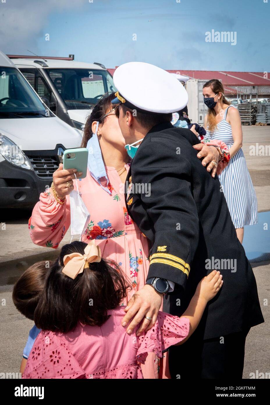 210411-N-KH151-0081 STAZIONE NAVALE ROTA, Spagna (Apr. 11, 2021) il Lt. Juan Figueroa, procuratore a bordo del cacciatorpediniere missilistico guidato di classe Arleigh Burke, USS Arleigh Burke (DDG 51), si riunisce con la famiglia dopo che la nave è arrivata alla Stazione Navale (NAVSTA) Rota, Spagna, 11 aprile 2021. L’arrivo di Arleigh Burke ha segnato il completamento del suo spostamento homeport verso NAVSTA Rota dalla Stazione Navale di Norfolk. Foto Stock