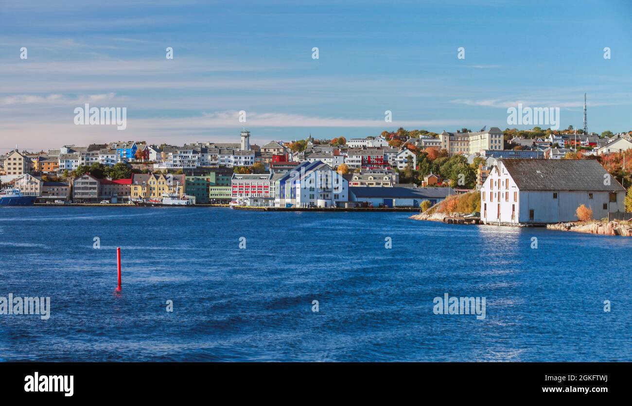 Kristiansund Norvegia. Vista costiera della città norvegese in una giornata di sole, mare Foto Stock