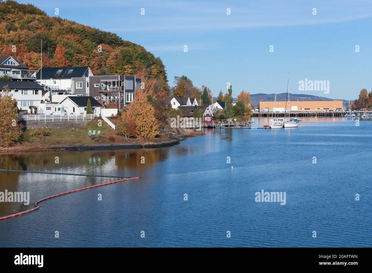 Vista sulla città di Levanger, regione di Trondheim, Norvegia. Paesaggio costiero norvegese in una soleggiata giornata autunnale Foto Stock