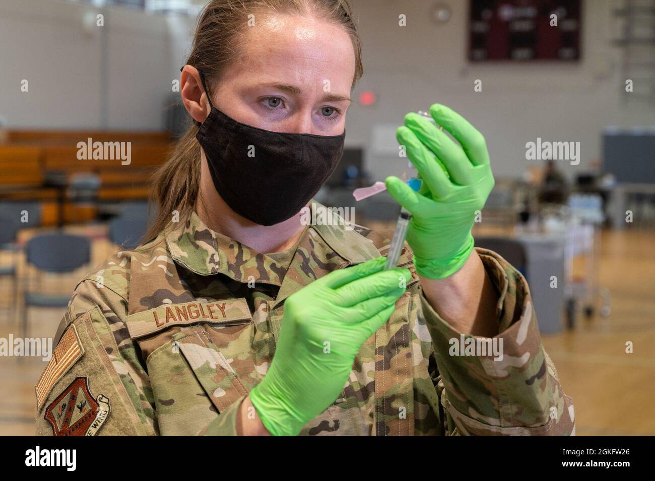 Rachel Langley, 310th Space Wing, chirurgo di volo, riempie una siringa con il vaccino Moderna COVID-19 presso la palestra di base, Peterson Air Force base, Colorado, 11 aprile 2021. Foto Stock