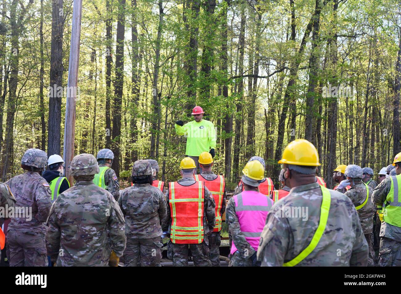 Antonio Flores, istruttore di operazioni ferroviarie della base logistica del corpo marino Barstow, insegna una lezione alla base di giunto Langley-Eustis, Virginia, 11 aprile 2021. L'evento di formazione è stato un'applicazione pratica di istruzione in aula condotta da soldati del 678a e 679° team di controllo del movimento, insieme ai soldati del 757° Centro ferroviario Expeditionary. Foto Stock