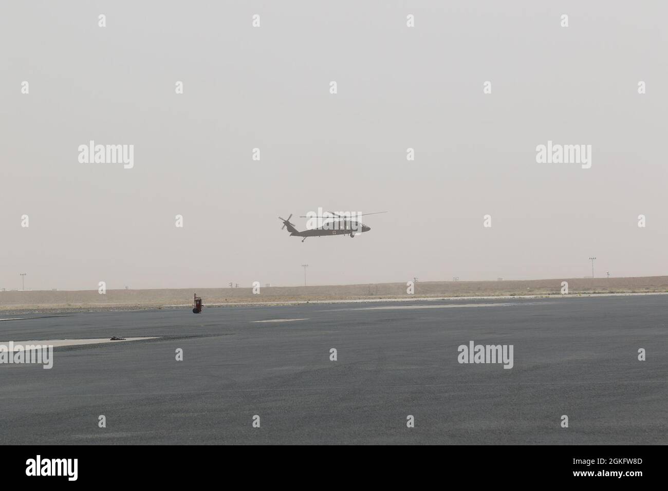 Un elicottero UH-60 Black Hawk, gestito da soldati con la 28a brigata aerea di combattimento, decade da un campo aereo nell'area operativa del 28o ECAB in Medio Oriente. Foto Stock