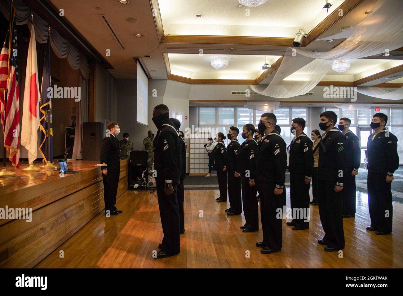 SASEBO, Giappone (12 aprile 2021) – i marinai assegnati alla nave d'assalto anfibio USS America (LHA 6) e alla nave portuale USS New Orleans (LPD 18) si impegnano a Naturalization Oath of Allegiance negli Stati Uniti d'America durante una cerimonia condotta virtualmente con i servizi di cittadinanza e immigrazione degli Stati Uniti Foto Stock