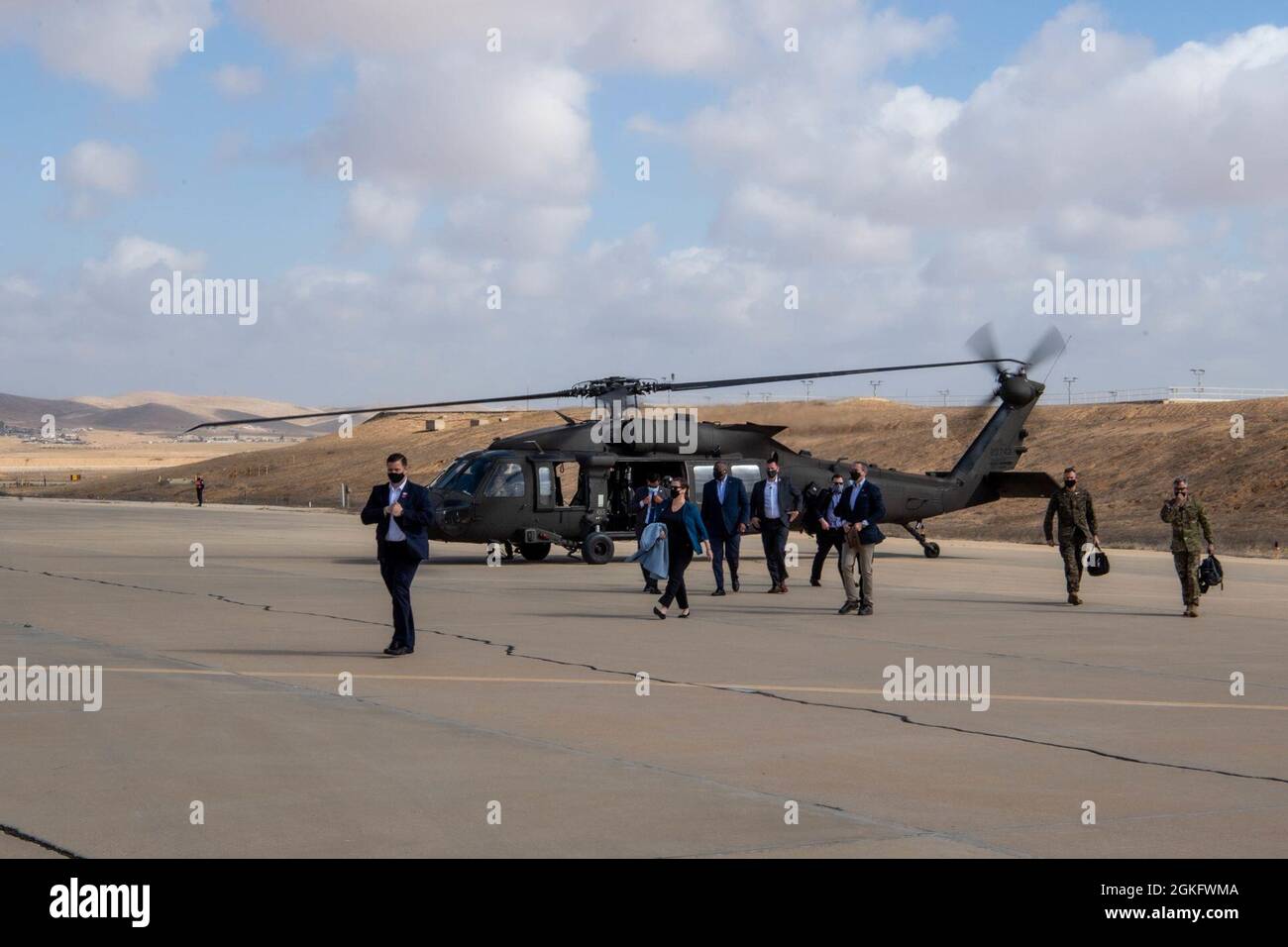 Il Segretario della Difesa Lloyd J. Austin III arriva a Nevatim Airbase, Israele, 12 aprile 2021. Foto Stock