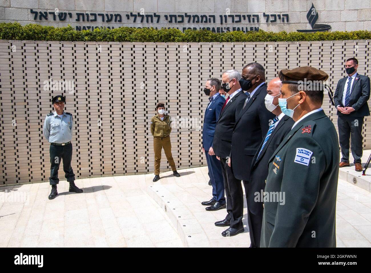 L'Ambasciata degli Stati Uniti Jerusalem Charge d'Affaires, Jonathan Shrier; il Ministro israeliano della Difesa Benny Gantz; il Segretario della Difesa Lloyd J. Austin III e Arieh Mualem, Direttore del Dipartimento per le famiglie in lutto, Commemoration & Heritage presso il Ministero della Difesa partecipano ad una cerimonia presso il Mt. Hertzle in anticipo di Yom HaZikaron in Israele – Giornata della memoria per onorare gli israeliani caduti, 12 aprile 2021. Foto Stock