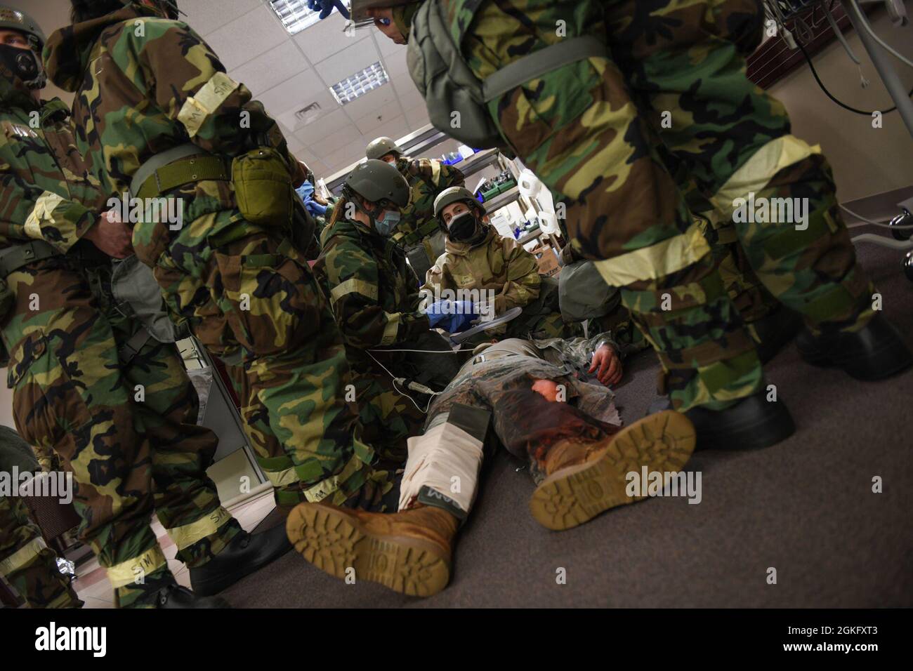 Gli Airmen statunitensi della 31st Fighter Wing trattano un paziente con una gamba fratturata simulata durante un esercizio di preparazione alla difesa di base alla Aviano Air base, Italia, 12 aprile 2021. L'esercizio ha fornito ad Airmen la formazione necessaria per garantire una preparazione adeguata in caso di emergenze mediche nel mondo reale. Foto Stock