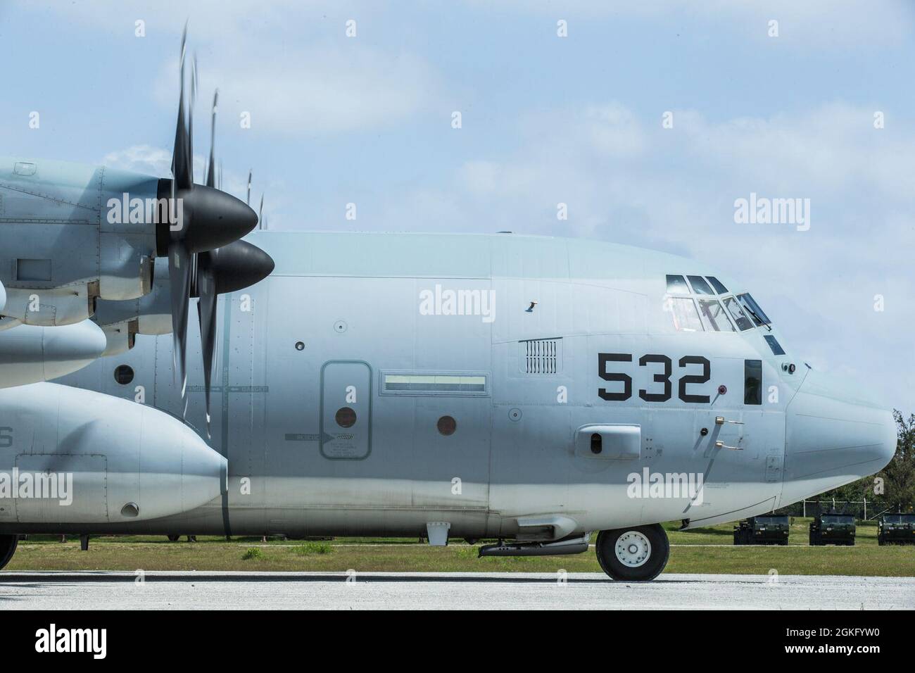 Un corpo marino degli Stati Uniti C-130 con rotore di inclinazione media marina Squadron (VMM)-262 atterra a IE Shima, Okinawa, Giappone, 15 aprile 2021. La Maritime RAID Force ha condotto salti ad alta quota e ha fatto cadere sistemi di caduta d'aria di precisione congiunti per mantenere la preparazione per esercizi e operazioni future. Il 31° MEU, l’unico MEU continuamente dispiegato dal corpo dei Marine, fornisce una forza flessibile e letale pronta ad eseguire un’ampia gamma di operazioni militari come principale forza di risposta alla crisi nella regione indoPacifico. Foto Stock