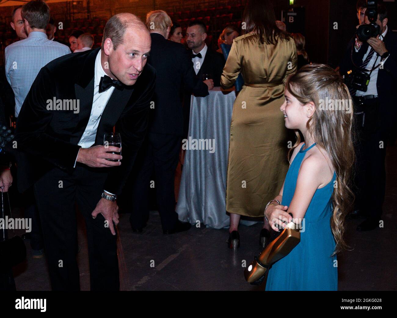 Il Duca di Cambridge parla con Phoebe Sinclair, di nove anni, al Sun's Who Cares vince i premi alla Roundhouse di Londra. Data foto: Martedì 14 settembre 2021. Foto Stock