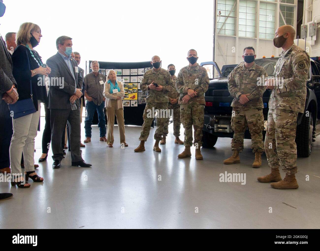 Esercito degli Stati Uniti Sgt. Alden Williams di prima classe, 4° team di supporto civile armi di distruzione di massa, 201° gruppo di supporto regionale si rivolge ai leader della comunità durante l'evento di coinvolgimento della comunità della contea di Cobb il 13 aprile 2021 a Marietta, Georgia. L'evento di coinvolgimento si è svolto presso il Clay National Guard Center, per familiarizzare i leader locali con la missione della Guardia Nazionale della Georgia. Foto Stock