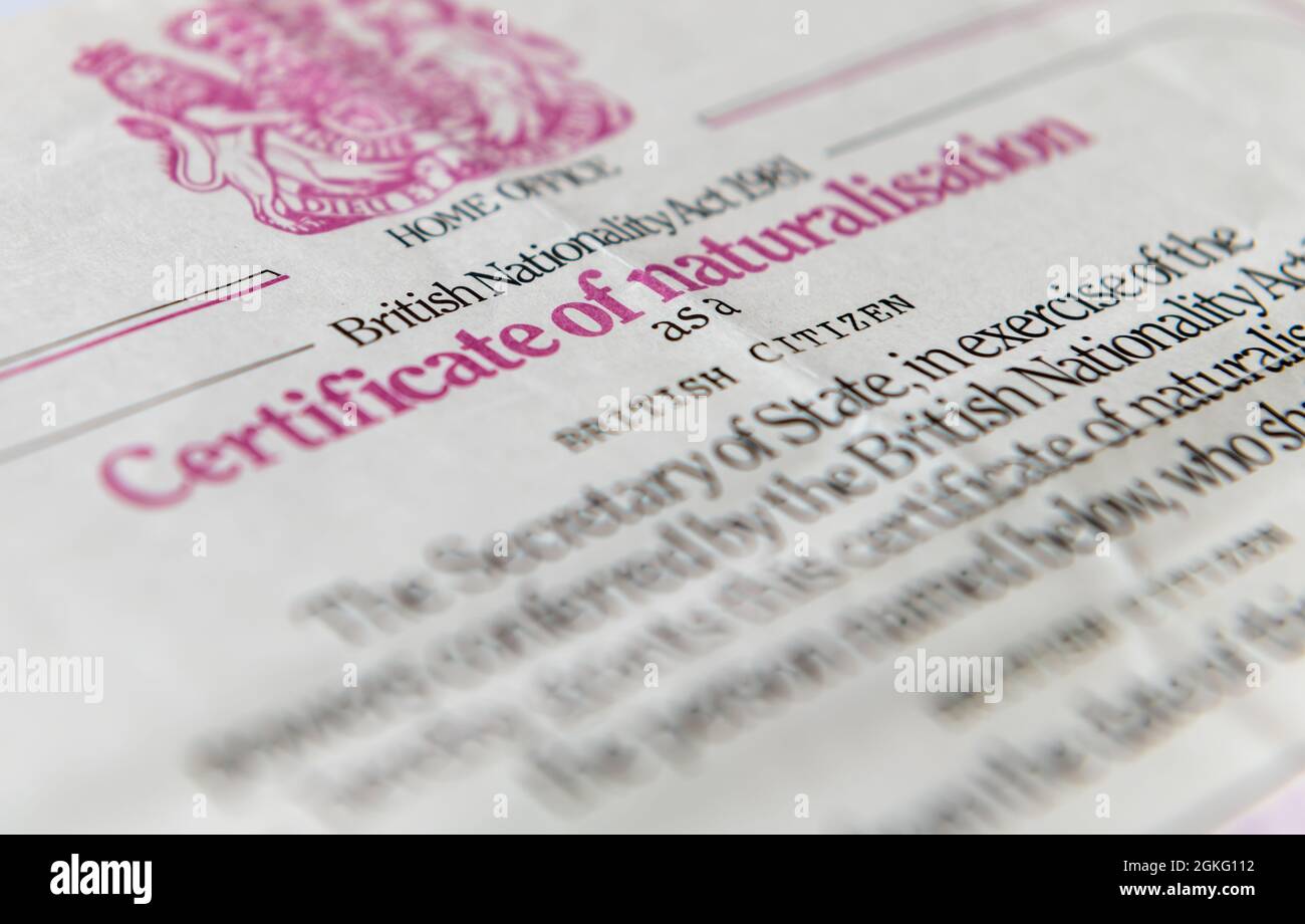 Il certificato di Naturalizzazione britannico per le persone che diventano cittadini britannici dopo un soggiorno nel paese per un certo periodo di tempo. Foto Stock
