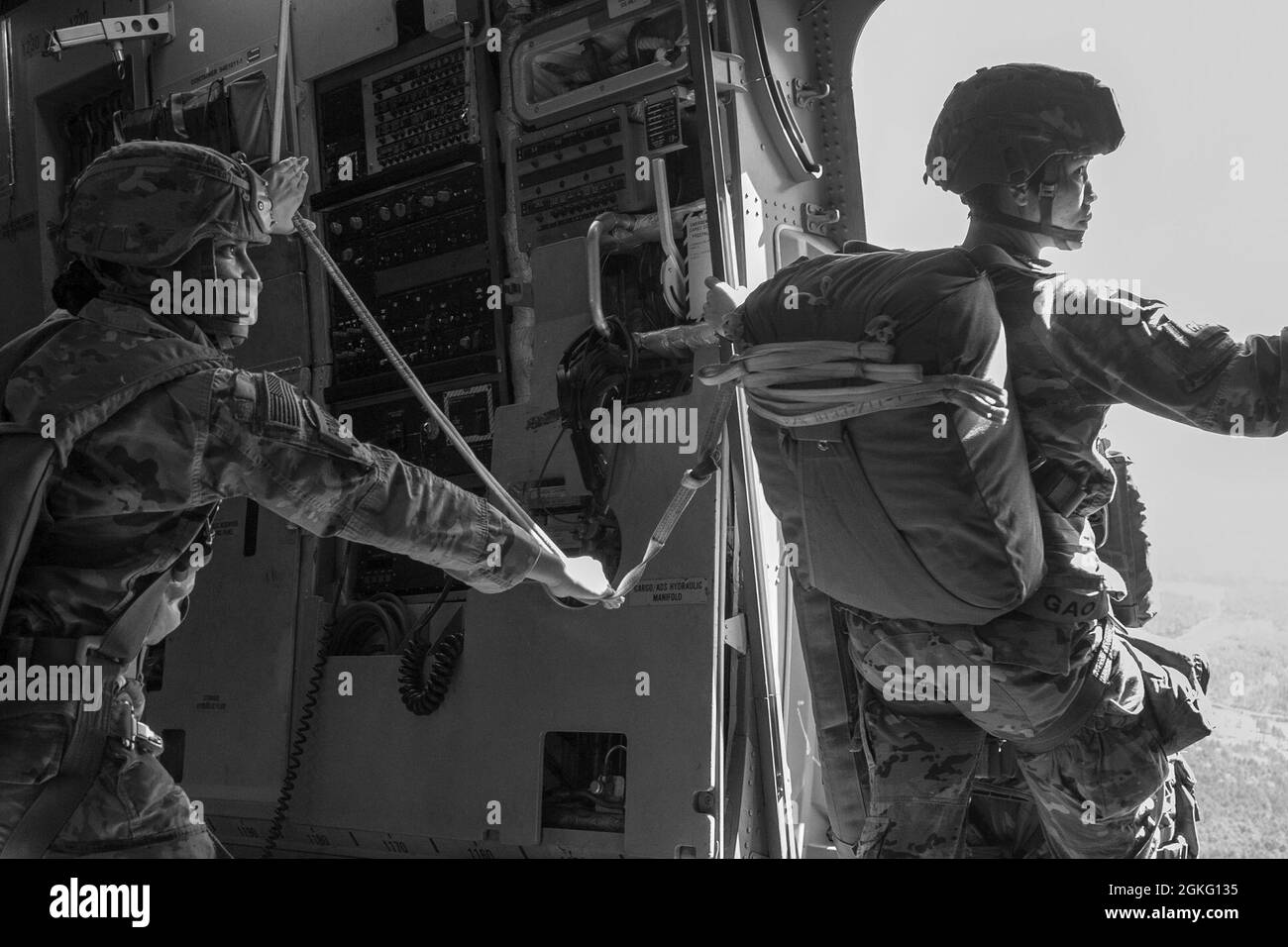 CPT. Mya Gao, Primary Jumpmaster della 82nd Airborne Division si prepara a saltare nella zona di caduta della Sicilia da un aereo C-17 il 13 aprile 2021, a Fort Bragg, North Carolina. I soldati hanno completato un pass per tutte le donne per rendere omaggio alla ricca storia delle donne nell'esercito degli Stati Uniti. Foto Stock