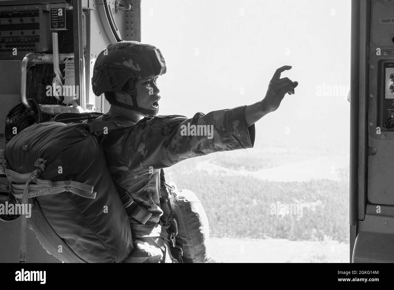 CPT. Mya Gao, Primary Jumpmaster della 82nd Airborne Division si prepara a saltare nella zona di caduta della Sicilia da un aereo C-17 il 13 aprile 2021, a Fort Bragg, North Carolina. I soldati hanno completato un pass per tutte le donne per rendere omaggio alla ricca storia delle donne nell'esercito degli Stati Uniti. Foto Stock