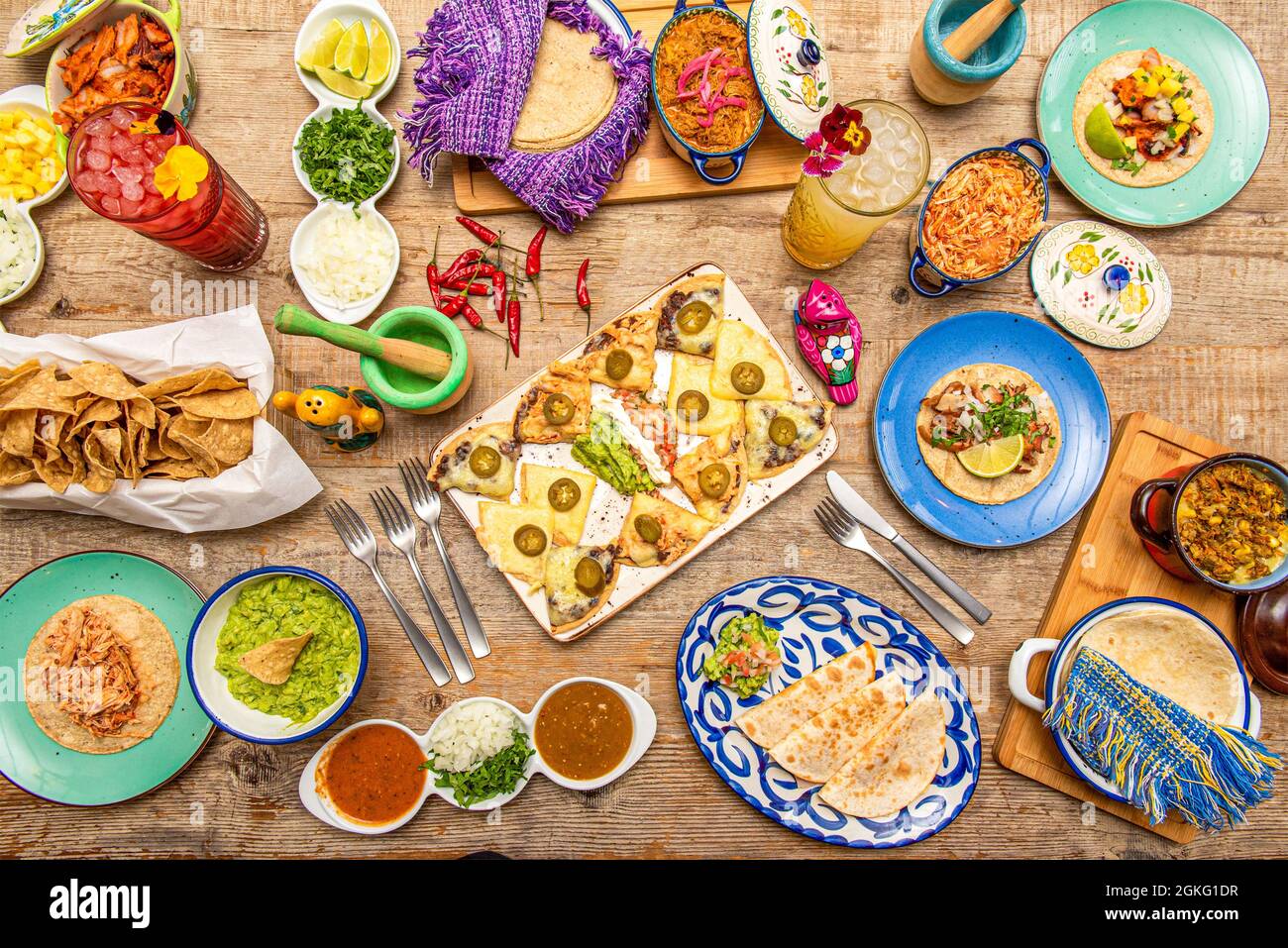 Set di piatti e stoviglie di popolare cibo messicano. Quesadillas sincronizzate, Tinga tacos, patatine di mais, cochinita pibil, taco al pastor, guacamole in Foto Stock