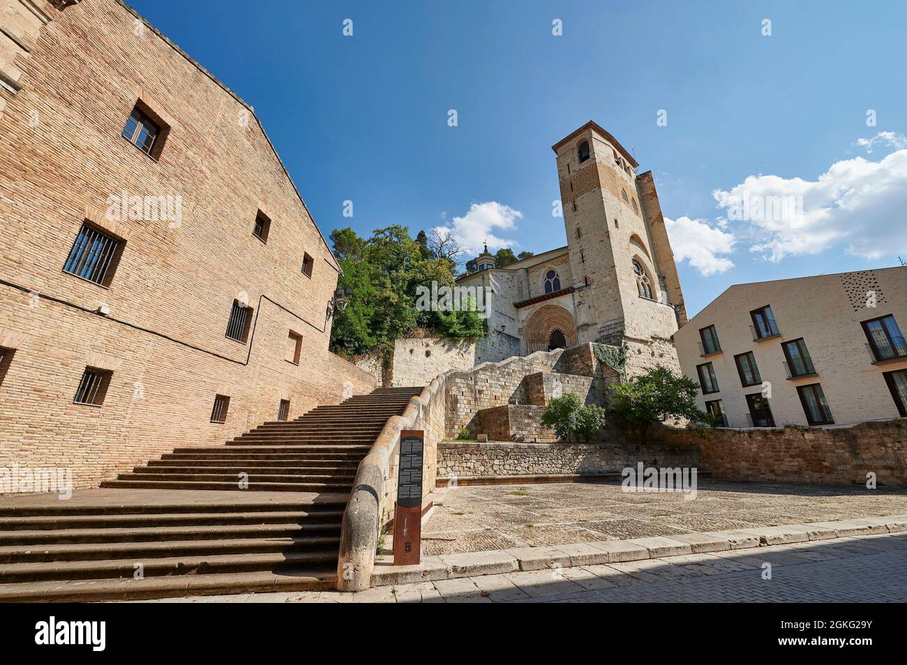 La chiesa di San Pedro de la Rua è arroccata su un punto alto che domina la città, con un bellissimo portico del XIII secolo, archi lobati di influenza moresca Foto Stock