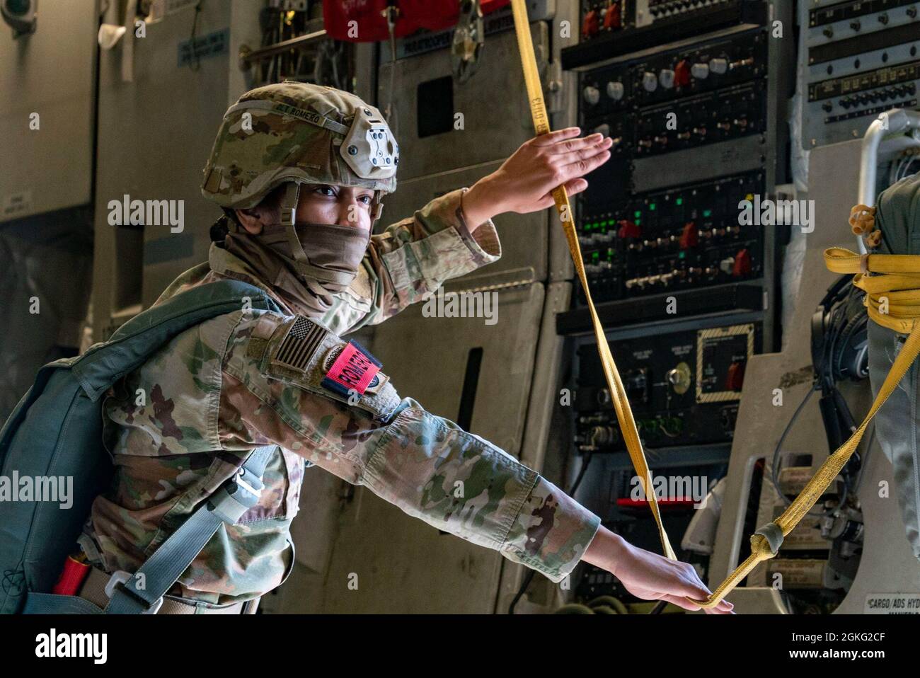 Il Jumpmaster dell'esercito degli Stati Uniti tiene su una linea statica durante un salto statico-linea da un C-17 Globemaster III nei cieli sopra la Carolina del Nord, 13 aprile 2021. In occasione della Giornata Nazionale delle Donne, il volo consisteva di un equipaggio di volo femminile e di paracadutisti aerei. Foto Stock