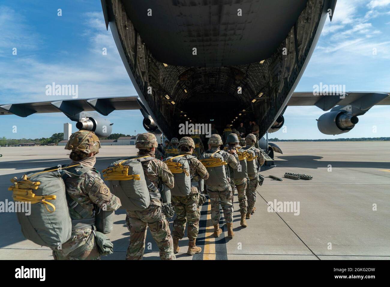 I paracadutisti dell'esercito degli Stati Uniti salpano a bordo di un C-17 Globemaster III a Fort Bragg, Carolina del Nord 13 aprile 2021. In occasione della Giornata Nazionale delle Donne, il volo consisteva di un equipaggio di volo femminile e di paracadutisti aerei. Foto Stock