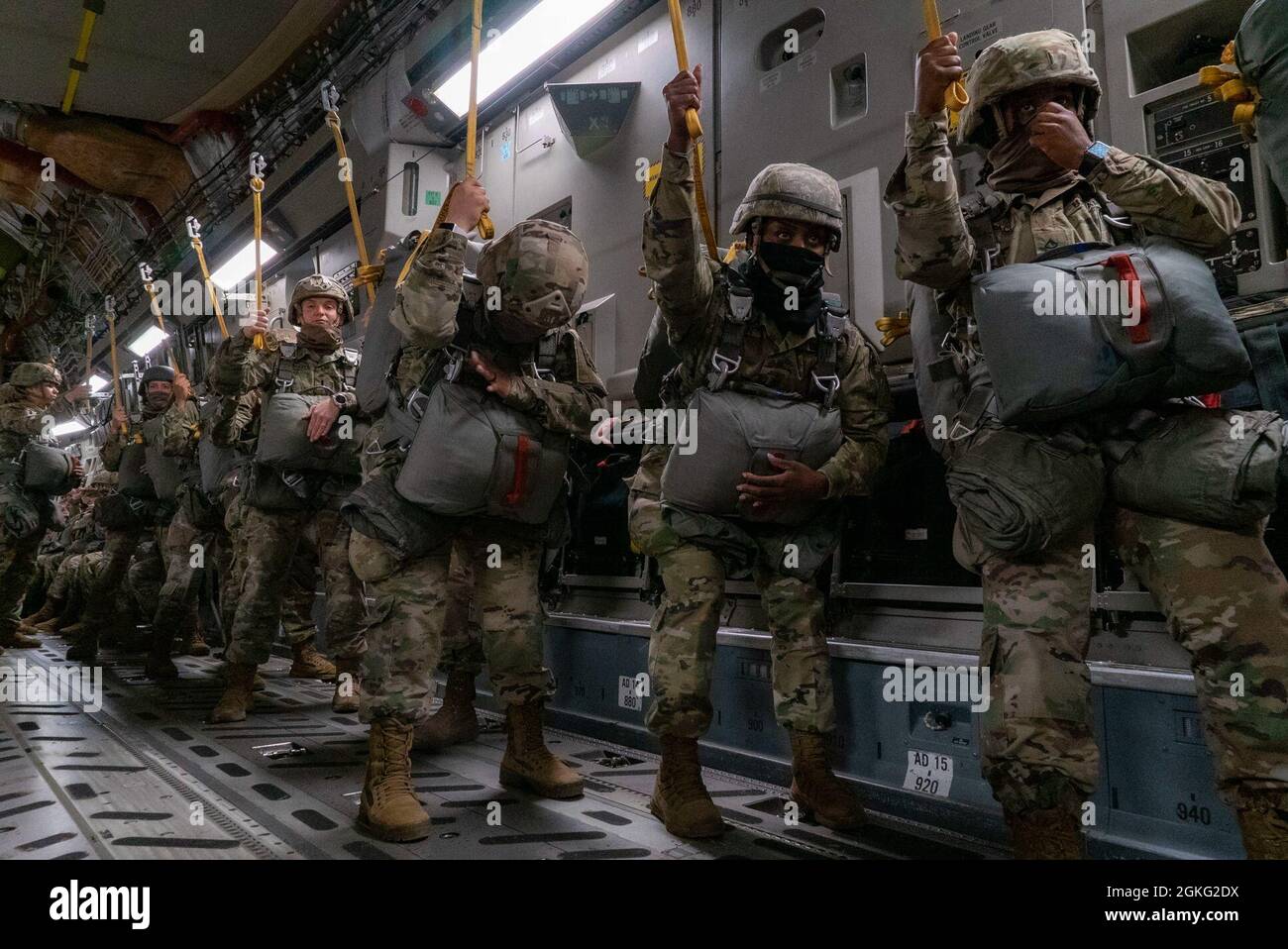 I paracadutisti dell'esercito degli Stati Uniti si preparano a saltare da un C-17 Globemaster III sopra la Carolina del Nord, 13 aprile 2021. In occasione della Giornata Nazionale delle Donne, il volo consisteva di un equipaggio di volo femminile e di paracadutisti aerei. Foto Stock