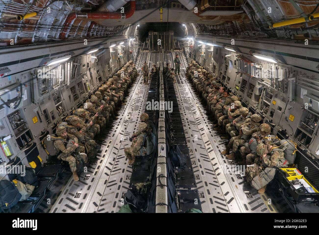 I paracadutisti dell'esercito degli Stati Uniti aspettano un salto statico nei cieli sopra la Carolina del Nord, 13 aprile 2021. In occasione della Giornata Nazionale delle Donne, il volo consisteva di un equipaggio di volo femminile e di paracadutisti aerei. Foto Stock