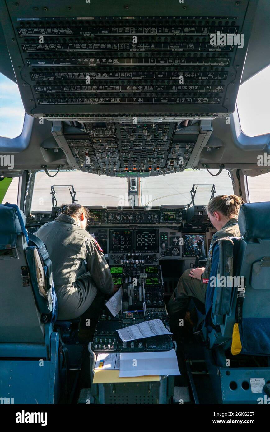 Emily Timinski, (a sinistra) co-pilota C-17 assegnato al 15° Airlift Squadron alla base Joint di Charleston, e capitano Kirby Wedan, pilota C-17 Globemaster III con il 14° POSTO A JB Charleston, preparati per il volo a Fort Bragg, North Carolina, 13 aprile 2021. In occasione della Giornata Nazionale delle Donne, il volo consisteva di un equipaggio di volo femminile e di paracadutisti aerei. Foto Stock