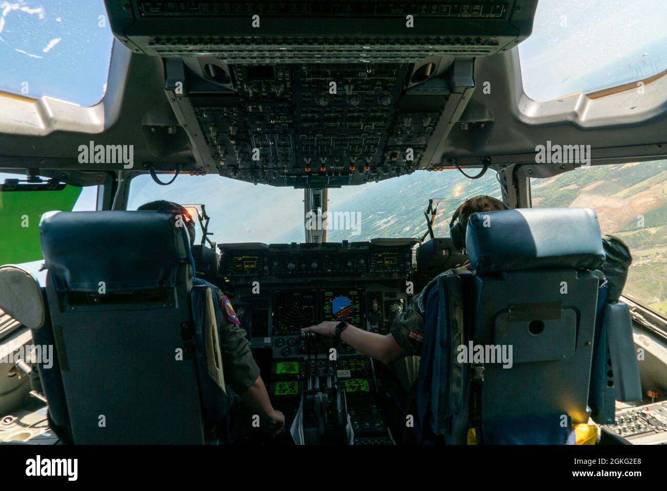 Emily Timinski, (a sinistra) co-pilota C-17 assegnato al 15° Airlift Squadron alla base Joint di Charleston, e capitano Kirby Wedan, pilota C-17 Globemaster III con il 14° POSTO A JB Charleston, effettua manovre di volo sul North Carolina, 13 aprile 2021. In occasione della Giornata Nazionale delle Donne, il volo consisteva di un equipaggio di volo femminile e di paracadutisti aerei. Foto Stock