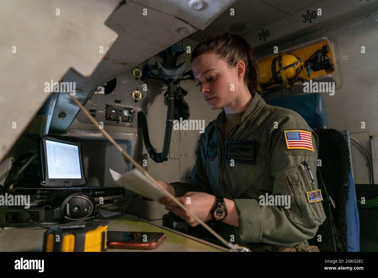 US Senior Airman Sydney Mcdugal, C-17 Globemaster III loadmaster assegnato al 15 ° Airlift Squadron presso la Joint base Charleston, controlla la documentazione prima del volo a Fort Bragg, North Carolina, 13 aprile 2021. In occasione della Giornata Nazionale delle Donne, il volo consisteva di un equipaggio di volo femminile e di paracadutisti aerei. Foto Stock