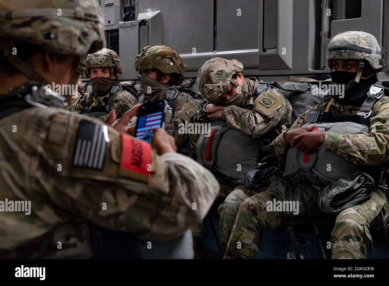 Un soldato dell'esercito degli Stati Uniti si schiuda prima di un salto statico nei cieli sopra la Carolina del Nord, 13 aprile 2021. In occasione della Giornata Nazionale delle Donne, il volo consisteva di un equipaggio di volo femminile e di paracadutisti aerei. Foto Stock