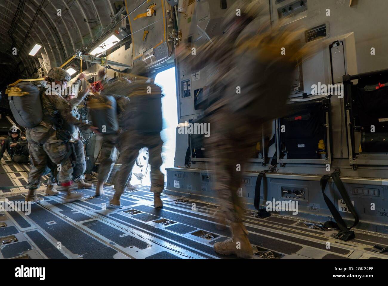 I membri del servizio degli Stati Uniti saltano da un C-17 Globemaster II 13 aprile 2021 nei cieli sopra la Carolina del Nord. In occasione della Giornata Nazionale delle Donne, il volo consisteva di un equipaggio di volo femminile e di paracadutisti aerei. Foto Stock