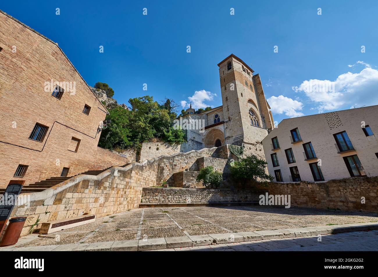 La chiesa di San Pedro de la Rua arroccata su un alto, con un bellissimo portico del XIII secolo, archi lobati di influenza moresca e una imponente torre., Est Foto Stock