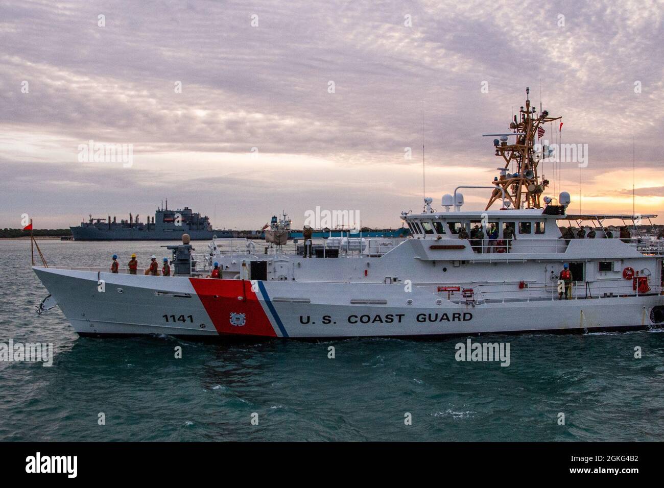 STAZIONE NAVALE ROTA, Spagna (14 aprile 2021) la taglierina a risposta rapida di classe Sentinel USCGC Charles Molthrope (WPC 1141) arriva alla Stazione Navale (NAVSTA) Rota, Spagna, 14 aprile 2021. Dopo un transito di due settimane attraverso l'Oceano Atlantico, i tagliatori arrivarono in porto per rifornire, prima di continuare a condurre le operazioni nella Sesta flotta degli Stati Uniti. Foto Stock