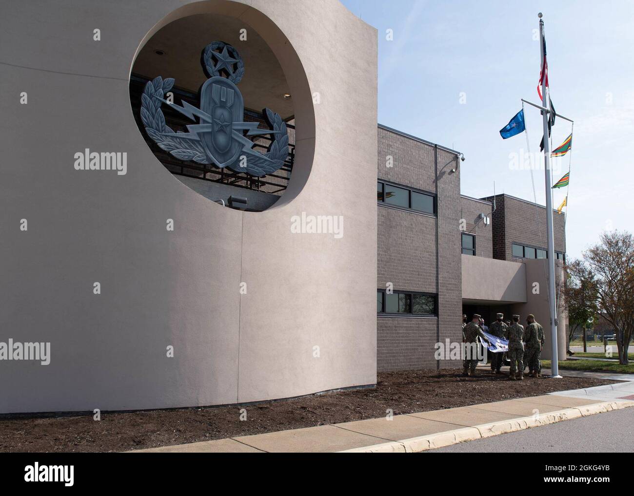 210414-N-TC847-1011 VIRGINIA BEACH, Virginia (14 aprile 2021) – Capo delle operazioni Navali ADM. Mike Gilday e Master Chief Petty Officer della Marina Russell Smith tour Explosive Ordnance Disposal Group (EODGRU) due STRUTTURE DI SCIOPERO, a bordo della Joint Expeditionary base Little Creek, 14 aprile 2021. Gilday e Smith si sono recati in visita presso la struttura DI ATTACCO EODGRU 2 e hanno incontrato gli operatori EOD e i subacquei della Marina per discutere le capacità e le attrezzature impiegate dalla forza. LO SCIOPERO EOD protegge individui e team della forza EOD dallo stress debilitante attraverso l'adattabilità, il recupero e la crescita in tutto il personale, SOI Foto Stock