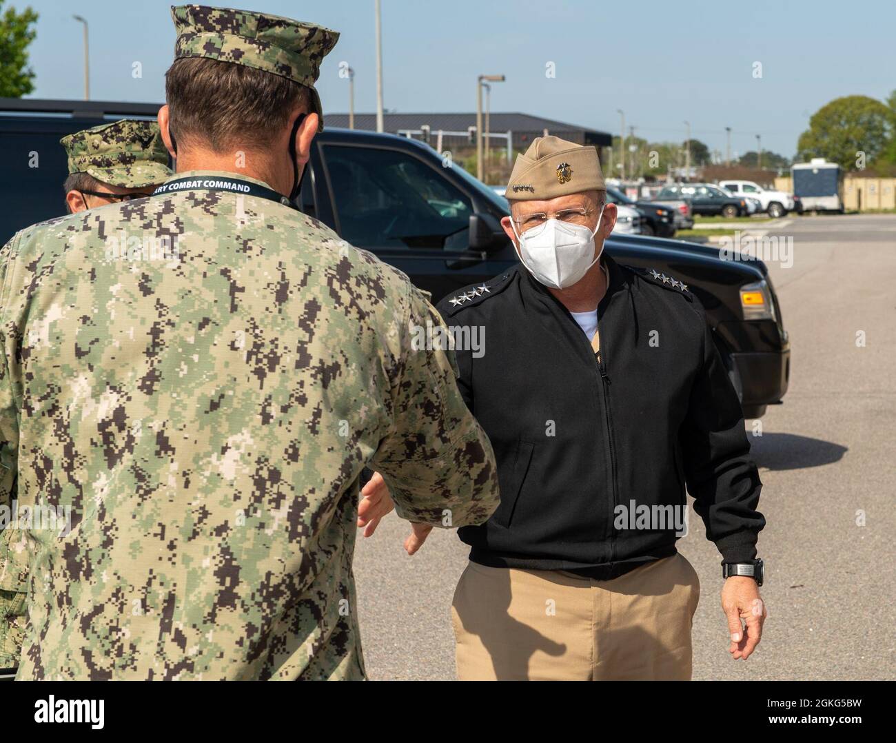 210414-N-IJ902-1028 VIRGINIA BEACH, Va. (14 aprile 2021) – Capo della forza Jeffery A. Barnes, assegnato al comando di combattimento militare Expeditionary, saluta il Capo delle operazioni navali Mike Gilday all'Explosive Ordnance Disposal Group (EODGRU) Two, a bordo della base Joint Expeditionary Little Creek, 14 aprile 2021. Gilday e il Master Chief Petty Officer della Navy Russell Smith hanno fatto un giro in visita alla struttura DI ATTACCO EODGRU 2 e hanno incontrato gli operatori EOD e i subacquei della Marina per discutere le capacità e le attrezzature impiegate dalla forza. LO SCIOPERO EOD protegge individui e team della forza EOD dallo stress debilitante attraverso un Foto Stock