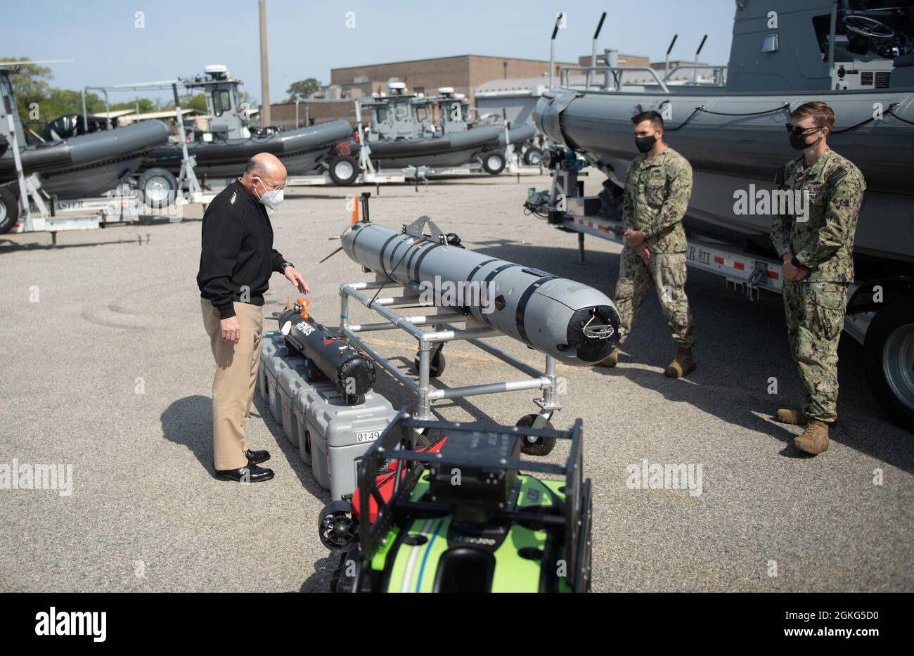 210414-N-IJ902-1053 VIRGINIA BEACH, Va. (14 aprile 2020) – Capo delle operazioni Navali Mike Gilday visualizza un MK 18 MOD 2 veicolo sottomarino senza equipaggio durante un tour di Explosive Ordnance Disposal Group (EODGRU) due STRUTTURE DI SCIOPERO a bordo della Joint Expeditionary base Little Creek, 14 aprile 2021. Gilday e il Master Chief Petty Officer della Navy Russell Smith hanno fatto un giro in visita alla struttura DI ATTACCO EODGRU 2 e hanno incontrato gli operatori EOD e i subacquei della Marina per discutere le capacità e le attrezzature impiegate dalla forza. LO SCIOPERO EOD protegge individui e team della forza EOD dallo stress debilitante attraverso l'adattabilità, reco Foto Stock