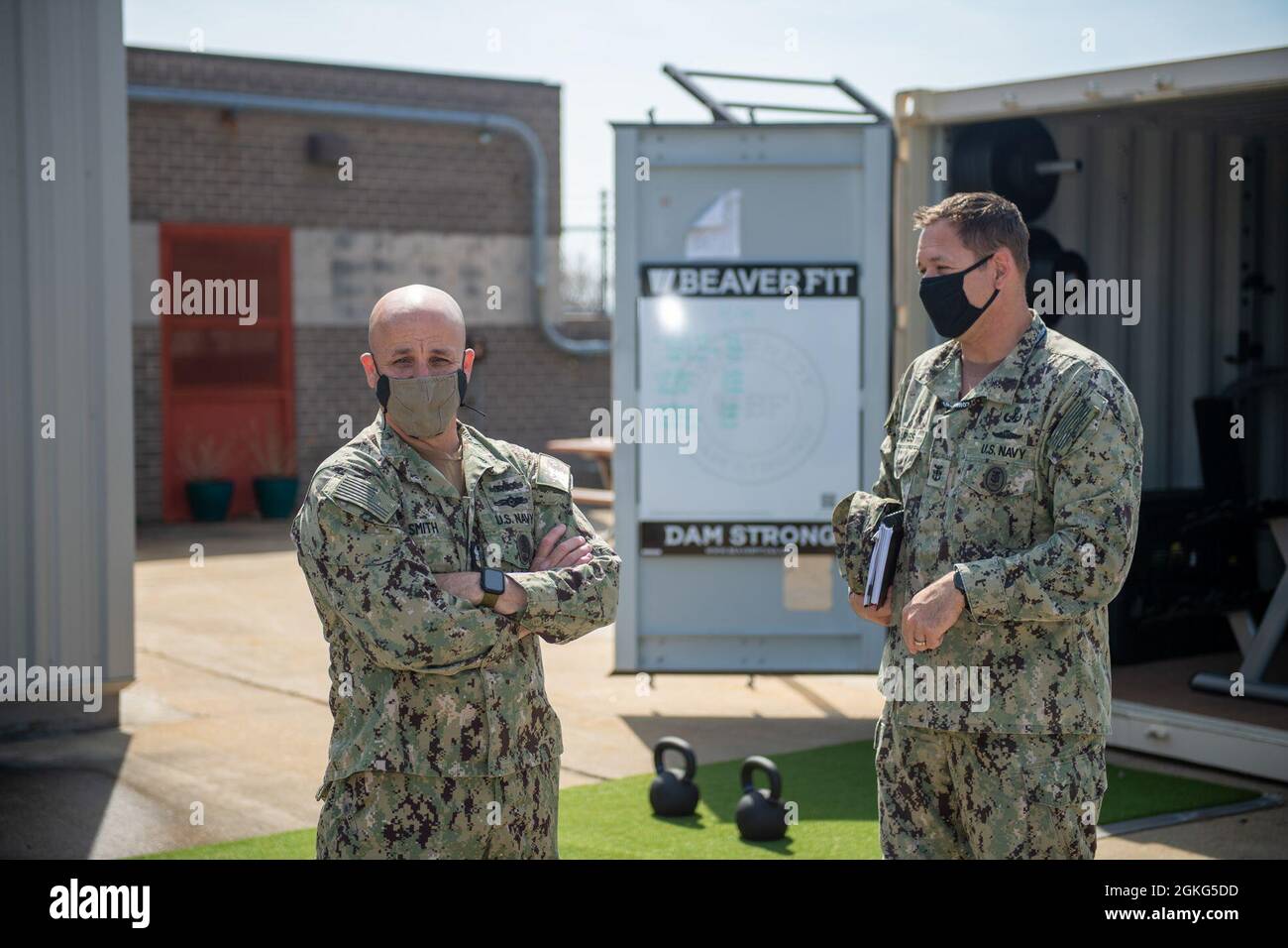 210414-N-IJ902-1063 VIRGINIA BEACH, Va. (14 aprile 2021) – Master Chief Petty Officer della Marina Russell Smith, a sinistra, e Force Master Chief Jeffery A. Barnes, Navy Expeditionary Combat Command, Tours Explosive Ordnance Disposal Group (EODGRU) due STRUTTURE DI SCIOPERO a bordo della Joint Expeditionary base Little Creek, 14 aprile 2021. Smith e Chief of Naval Operations Mike Gilday hanno fatto un giro in visita alla struttura DI ATTACCO EODGRU 2 e hanno incontrato gli operatori EOD e i subacquei della Marina per discutere le capacità e le attrezzature impiegate dalla forza. LO SCIOPERO EOD protegge gli individui e i team della forza EOD dallo stress debilitante Foto Stock