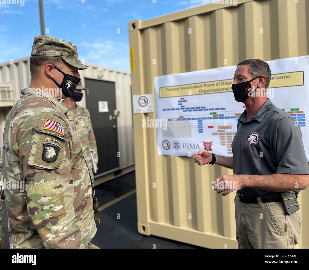 Briga dell'esercito degli Stati Uniti. Il Gen. Clair Gill, vice comandante generale della 101a Divisione Airborne (Air Assault), Fort Campbell, Kentucky, è stato informato da Tim Beattie, comandante dell'incidente del Centro di vaccinazione della Comunità di Orlando, durante una visita al CVC di Orlando, Orlando, Florida, 14 aprile 2021. Il comando del Nord degli Stati Uniti, attraverso l'Esercito del Nord degli Stati Uniti, rimane impegnato a fornire un supporto continuo e flessibile al Dipartimento della Difesa all'Agenzia federale di gestione delle emergenze come parte della risposta dell'intero governo al COVID-19. Foto Stock